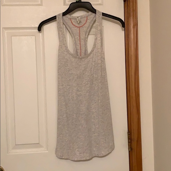 3 pack of Under armor tank tops - Picture 4 of 4